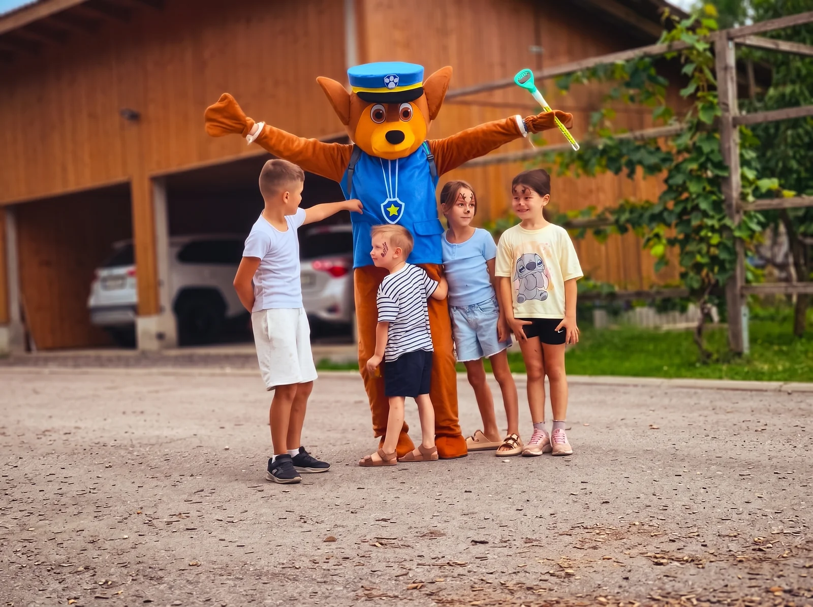 Maskota Modri Kuža na otroškem dogodku