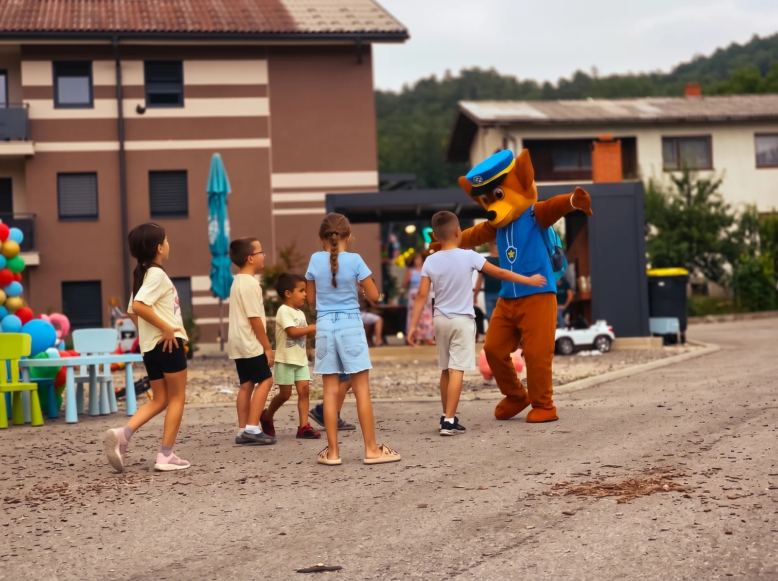 Maskota Modri Kuža na animaciji otrok na prostem